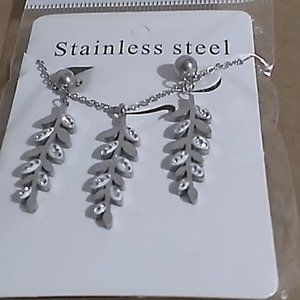 NEW, MISTLETOE LEAF PENDANT